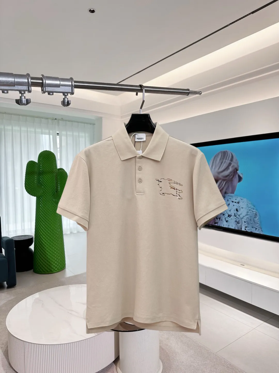 BURBERRY New Arrival Polo shirt, complete with three labels, original fabric, original customized accessories, official Same Style, using 210 grams of pure cotton pique fabric, customized same-tank dyed fabric, very comfortable and smooth to the touch, very wide and stylish, produced by a first-line brand on behalf of Factory, imported Behringer embroidery machine, embroidery is full and textured, imported Kangli direct-injection machine, printing is clear and textured, the collar rib is woven with imported yarn It will not lose shape after being worn for a long time. It is the most New Arrival style in spring and summer. It is fashionable and individual. It is super Versatile and looks good. It is very suitable for both men and women. It is a must-have for everyone. Size: S-XXL
